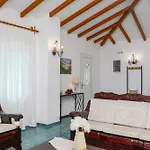 Villa Mitzelos *